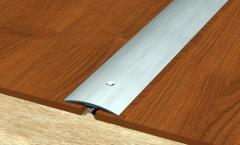 Grīdas sliekšņu uzstādīšana durvju ailēs: ar slēptu stiprinājumu, daudzlīmeņu un regulāra