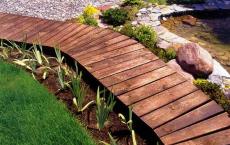 Do-it-yourself wooden paths in the country