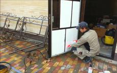 Do-it-yourself insulation of entrance and balcony doors