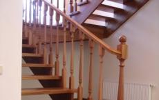 लकड़ी के स्ट्रिंगरों पर सीढ़ियों की व्यवस्था लकड़ी की सीढ़ियों के लिए स्ट्रिंगरों की गणना कैसे करें