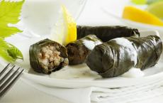 How to prepare dolma from grape leaves according to the Armenian recipe?