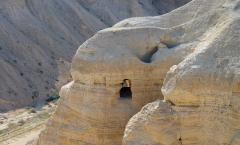 Dead Sea Scrolls.  Qumran manuscripts.  What did the Qumran scrolls tell? Read the Qumran manuscripts or the Dead Sea scrolls